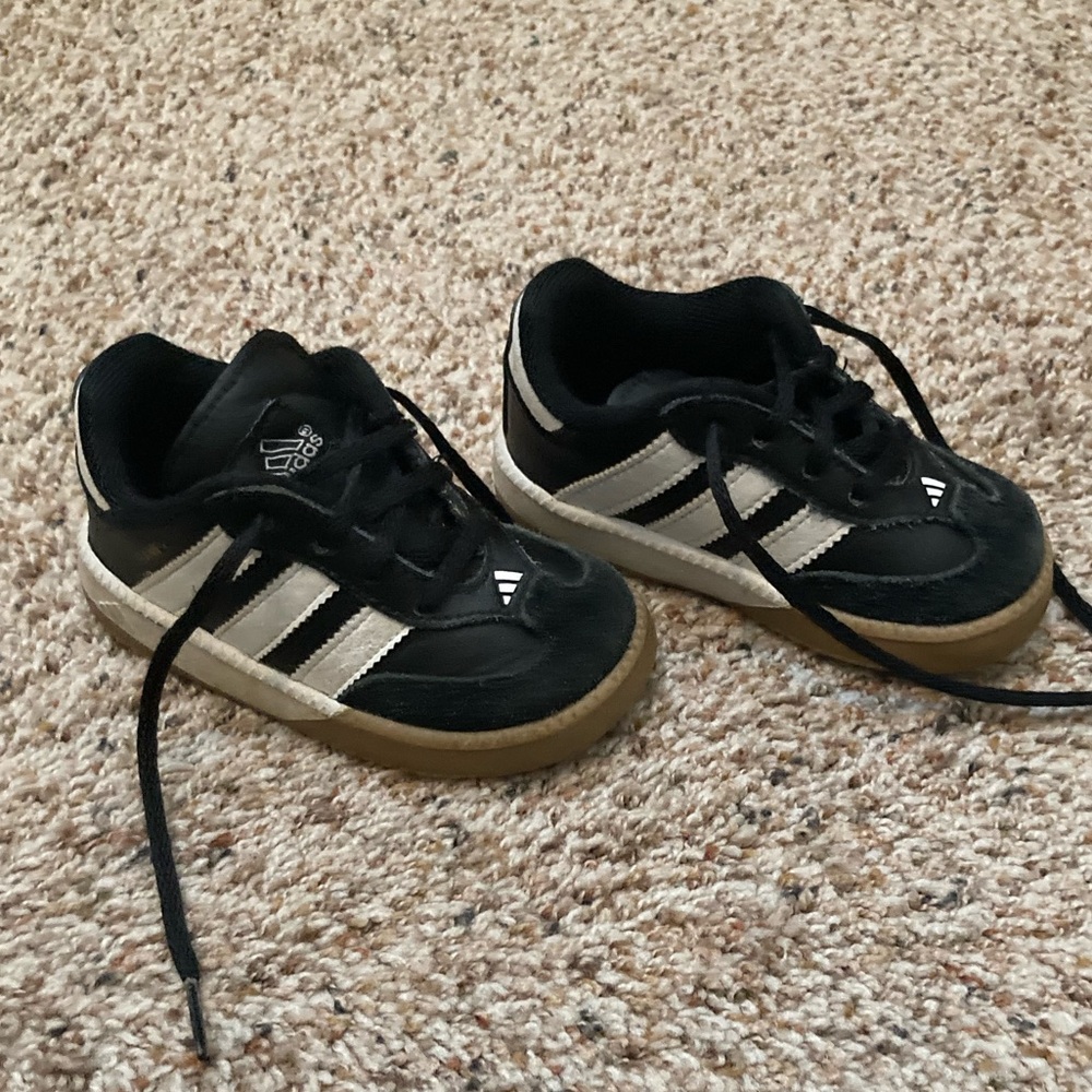 EUC Adidas toddler 5.5 shoes